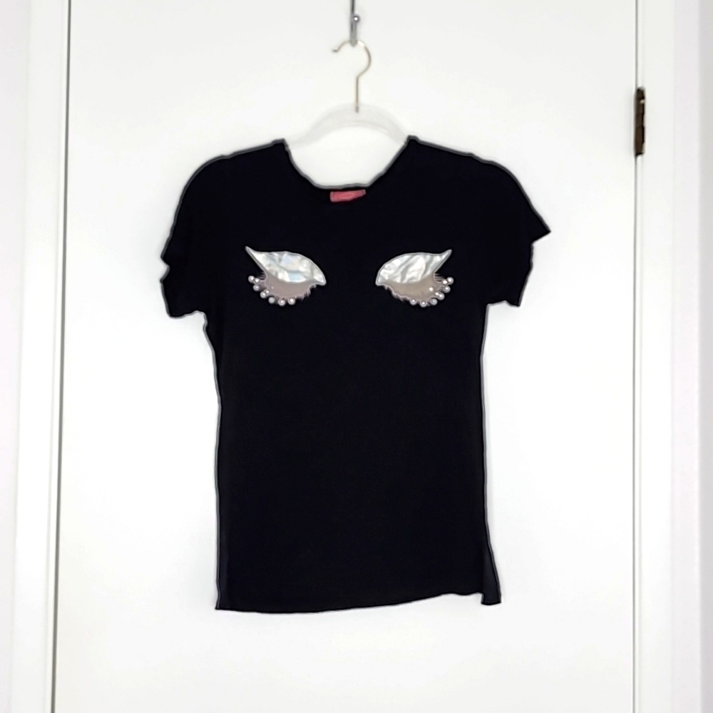 Black tshirt with eyes and lashes